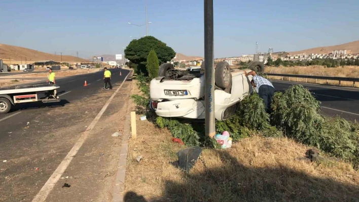 Elazığ'da aydınlatma direğine çarpan otomobil takla attı: 4 yaralı