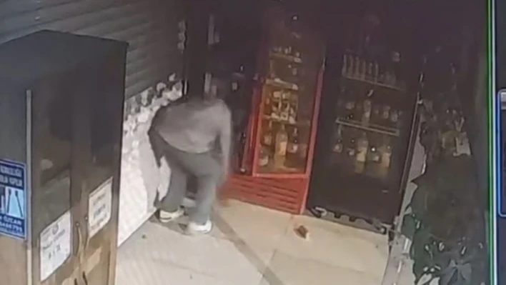 Elazığ'da büfeden hırsızlık kamerada