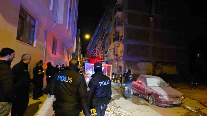 Elazığ'da çatı yangını: 1 kişi dumandan etkilendi