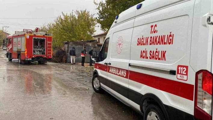 Elazığ'da çatı yangını: 1 kişi dumandan etkilendi