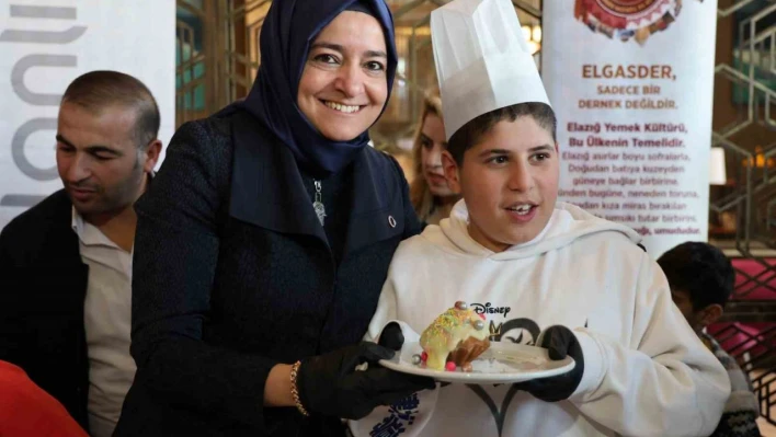 Elazığ'da engelli çocuklar pasta süsledi