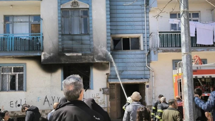 Elazığ'da ev yangını paniğe neden oldu