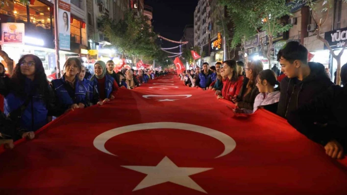 Elazığ'da fener alayı renkli görüntüler oluşturdu