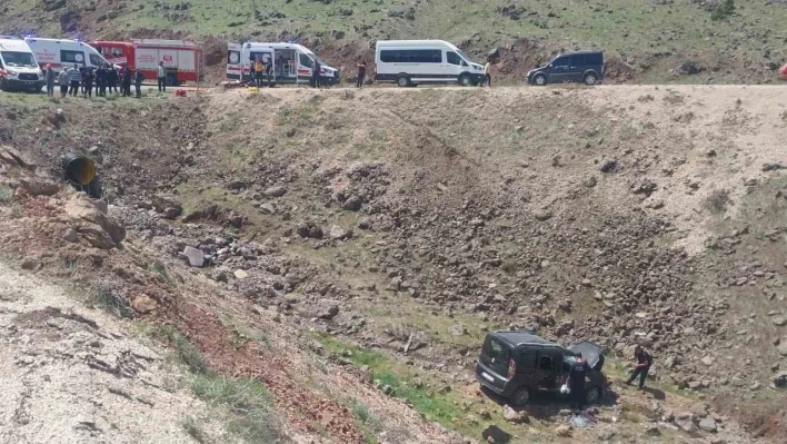 Elazığ'da hafif ticari araç şarampole yuvarlandı: 5 yaralı