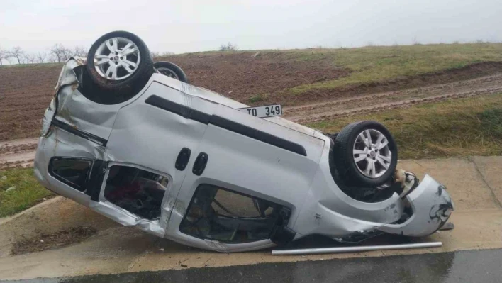 Elazığ'da hafif ticari araç takla attı: 3 yaralı