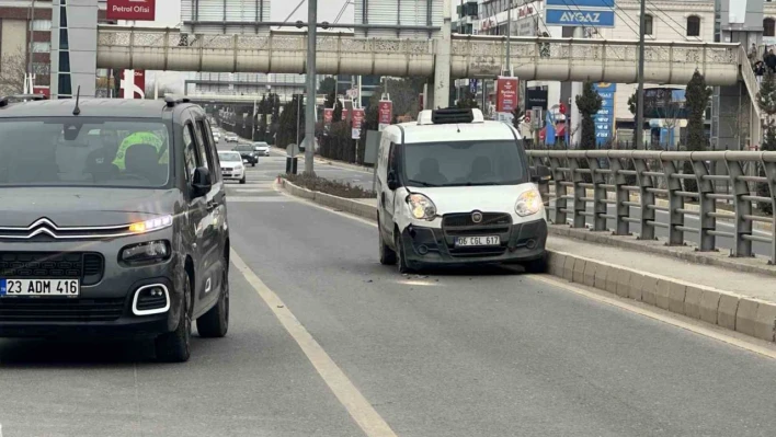 Elazığ'da hafif ticari araçlar çarpıştı