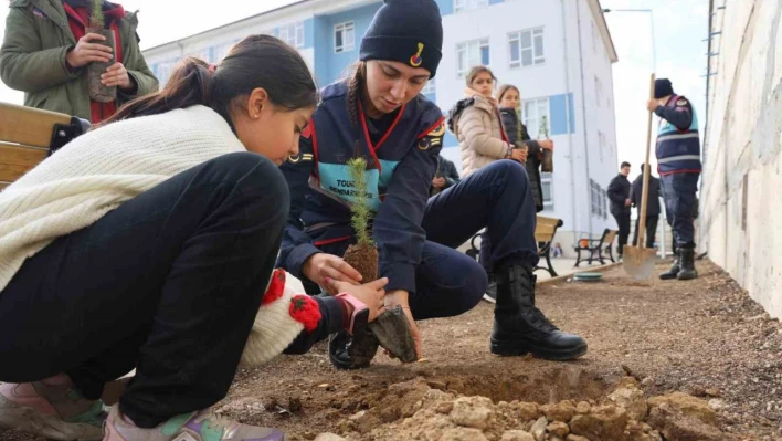 Elazığ'da jandarmadan Çocuk Hakları Gününde örnek davranış