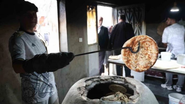 Elazığ'da kadınların yaptığı tandır ekmeğine vatandaşlar akın ediyor