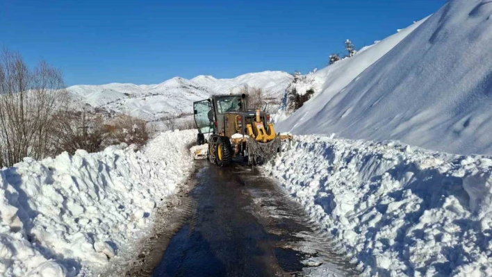 Elazığ'da kapalı köy yollarının açılması için çalışmalar sürüyor