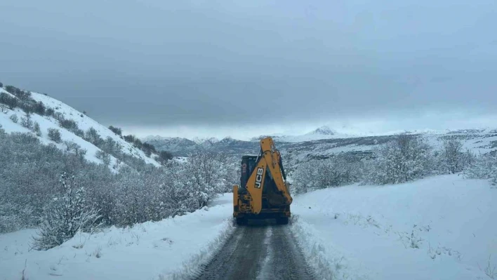 Elazığ'da kapalı yolların açılması için çalışmalar devam ediyor