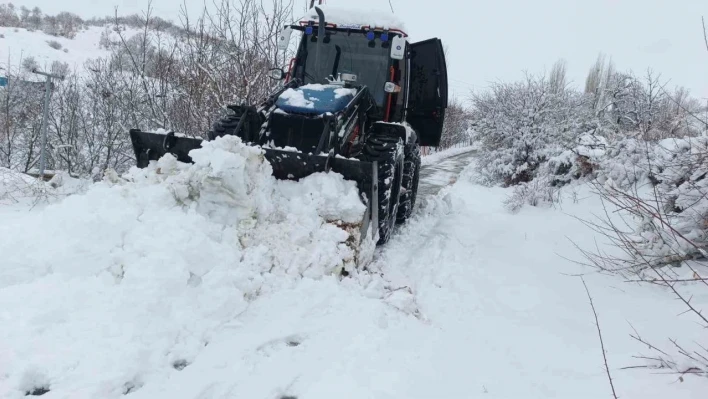 Elazığ'da kapanan 293 köy yolunda çalışmalar sürüyor