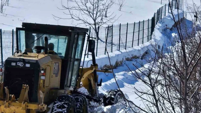 Elazığ'da kapanan köy yollarında çalışmalar sürüyor