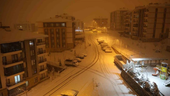 Elazığ'da kar yağışı etkisini artırdı, kent beyaza büründü