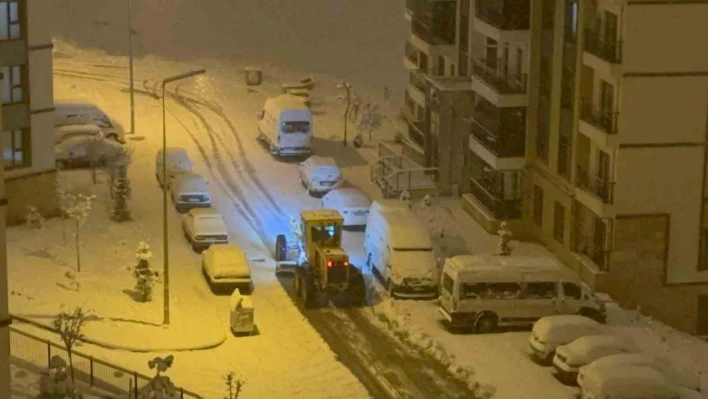 Elazığ'da kar yağışıyla birlikte ekipler çalışmalara başladı