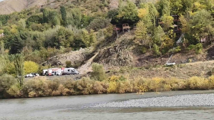 Elazığ'da korku dolu anlar: 4 kişilik aile nehir ortasında birbirine sarılarak hayatta kaldı