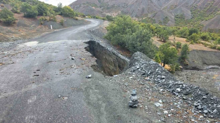 Elazığ'da köy yolunda çökme meydana geldi
