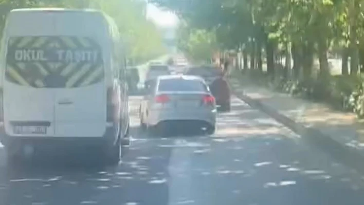 Elazığ'da makas atan sürücü kamerada