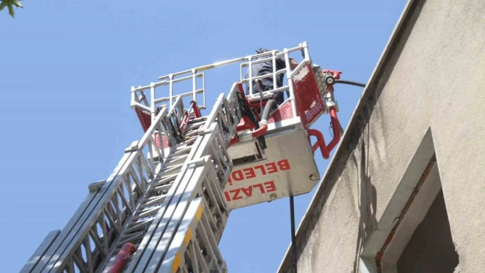 Elazığ'da metruk bina yangını