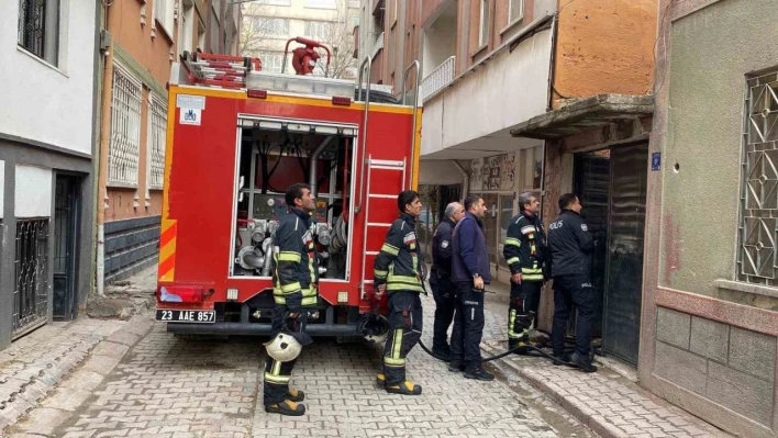 Elazığ'da metruk binada yangın