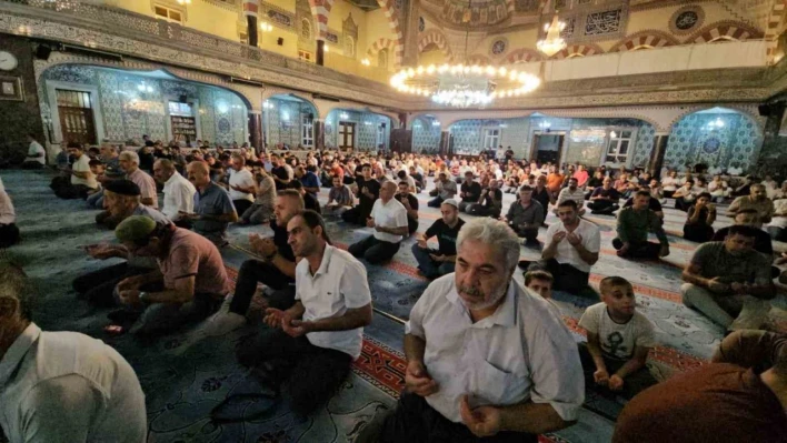 Elazığ'da Mevlid Kandili'nde camiler doldu