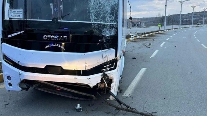 Elazığ'da midibüs çarptığı aydınlatma direğini devirdi