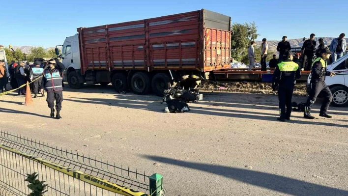 Elazığ'da motosiklet park halindeki kamyona çarptı: 1 ölü, 1 yaralı