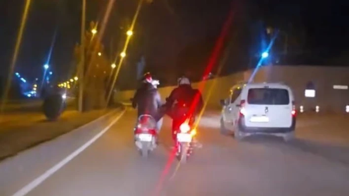 Elazığ'da motosikletlilerin tehlikeli yolculuğu kamerada