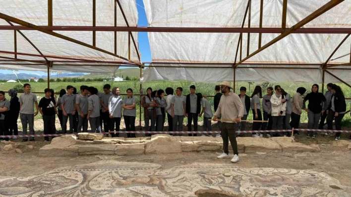 Elazığ'da öğrenciler tarihi mozaiği inceledi