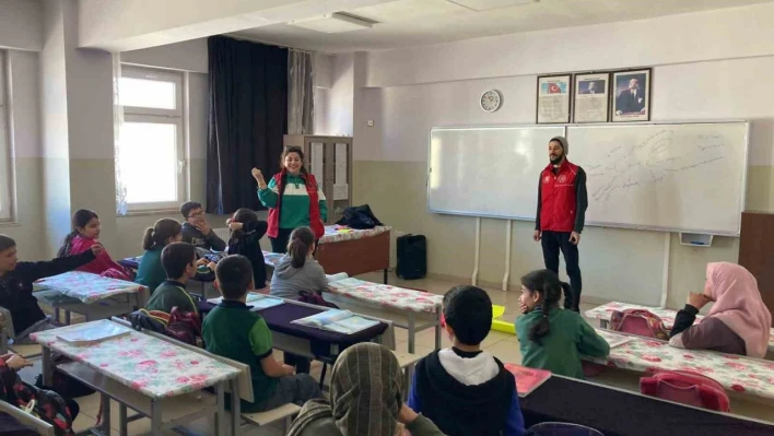 Elazığ'da öğrencilere sek sek oyunu ile öfke çözme yöntemi eğitimi