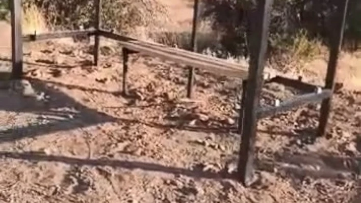 Elazığ'da otobüs durağının koruma plakaları çalındı