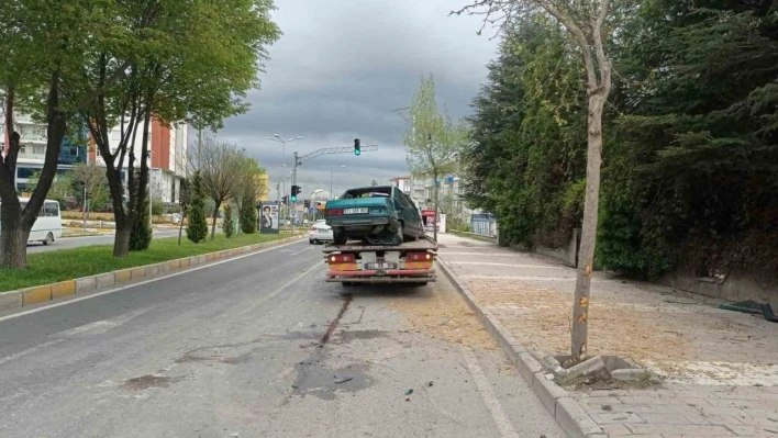 Elazığ'da otomobil ağaca çarptı: 1 yaralı