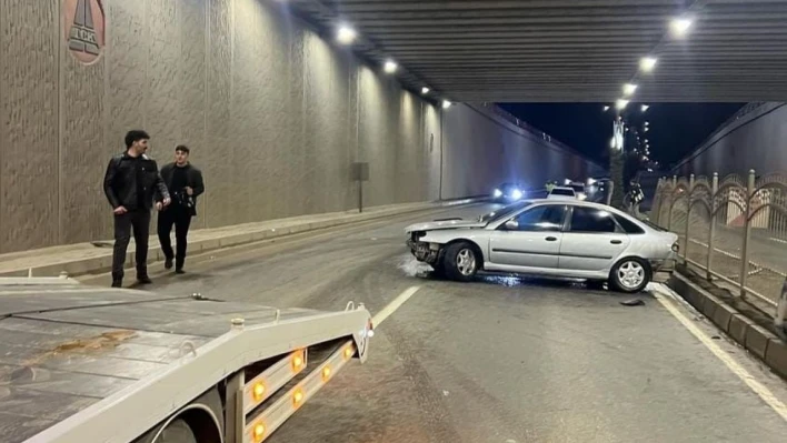 Elazığ'da otomobil alt geçitte refüje çarptı