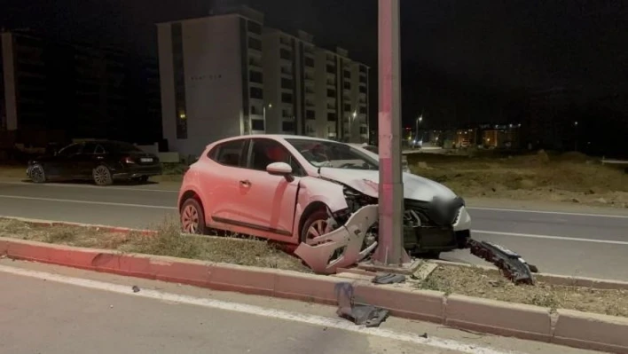 Elazığ'da otomobil aydınlatma direğine çarptı: 1 yaralı