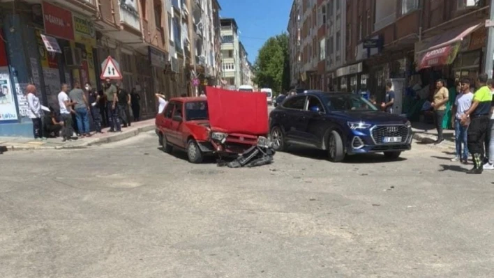 Elazığ'da otomobil ile çarpışan hafif ticari araç yan yattı: 1 yaralı