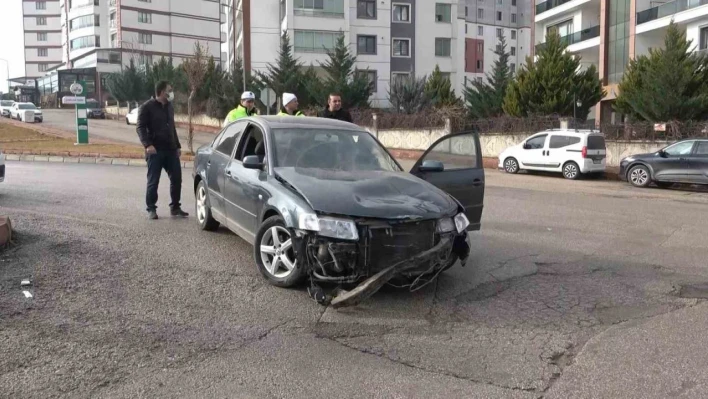 Elazığ'da otomobil ile motosiklet çarpıştı: 2 yaralı