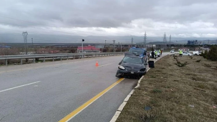 Elazığ'da otomobil refüje çarptı: 2 yaralı