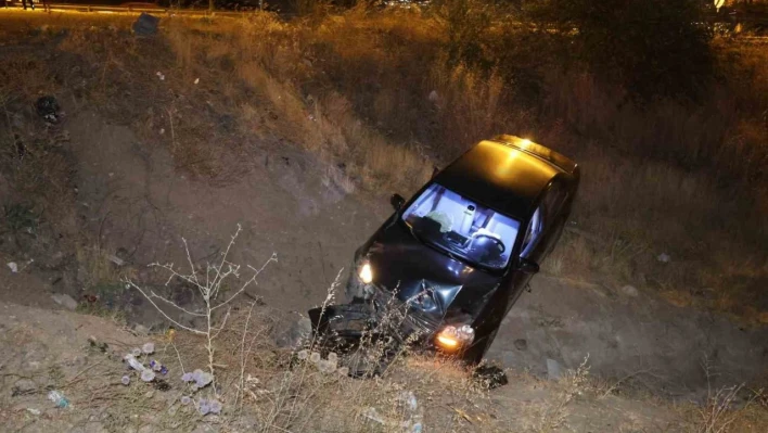 Elazığ'da otomobil şarampole uçtu: 5 yaralı
