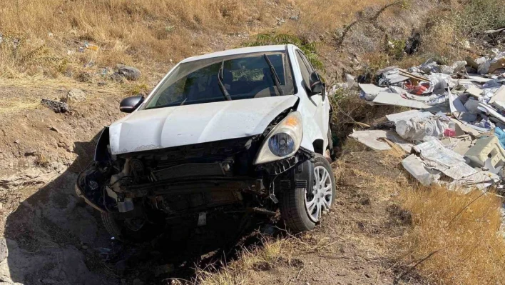 Elazığ'da otomobil şarampole uçtu: 3 yaralı