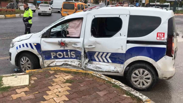 Elazığ'da polis aracı ile otomobil çarpıştı: 2 polis yaralandı