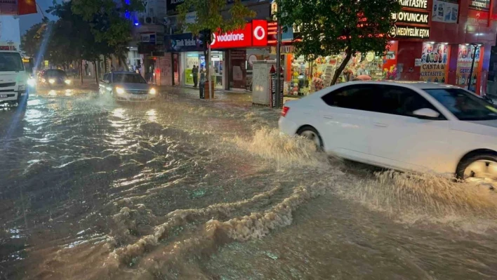 Elazığ'da sağanak etkili oldu, yollar göle döndü