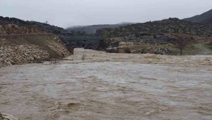 Elazığ'da sağanak yağış sonrası dereler coştu