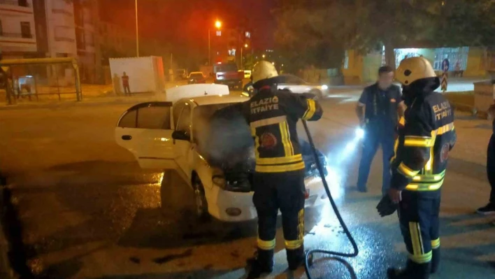 Elazığ'da seyir halindeki otomobil yandı