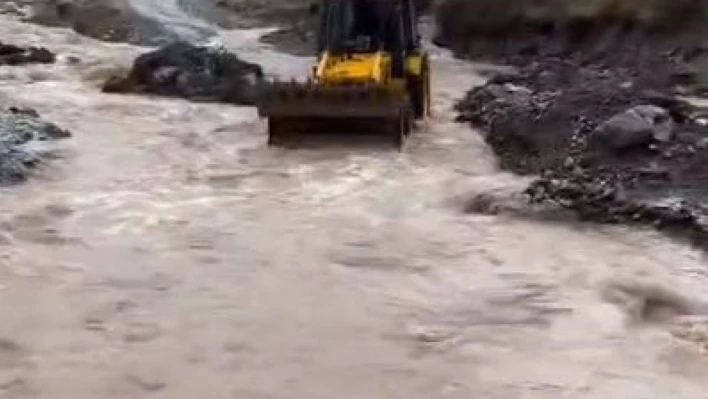 Elazığ'da şiddetli yağışlar köy yollarına zarar verdi