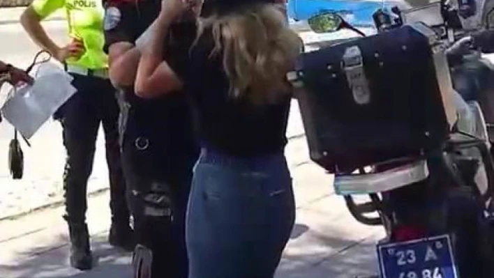 Elazığ'da sınava geç kalan öğrencilerin yardımına polis yetişti