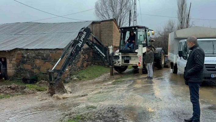 Elazığ'da su taşkınlarına karşı ekipler çalışma başlattı