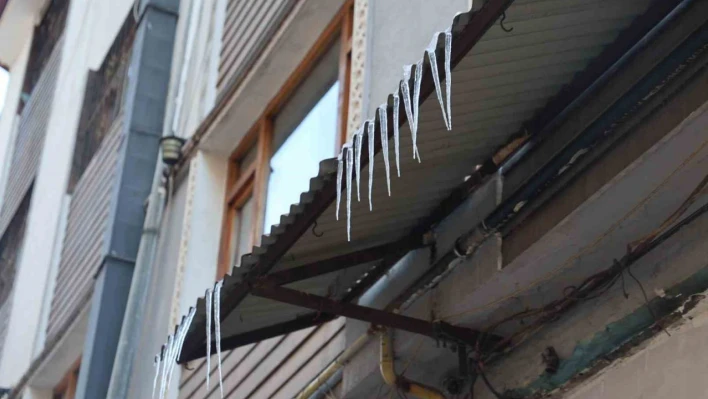 Elazığ'da termometreler eksiyi gösterdi, buz sarkıtları oluştu