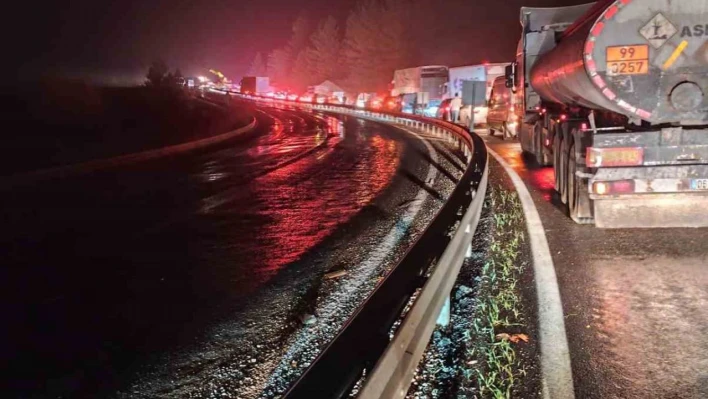 Elazığ'da tır devrildi: Kilometrelerce araç kuyruğu oluştu