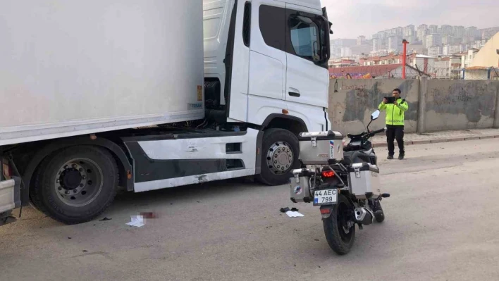 Elazığ'da tır ile çarpışan motosikletli yaralandı