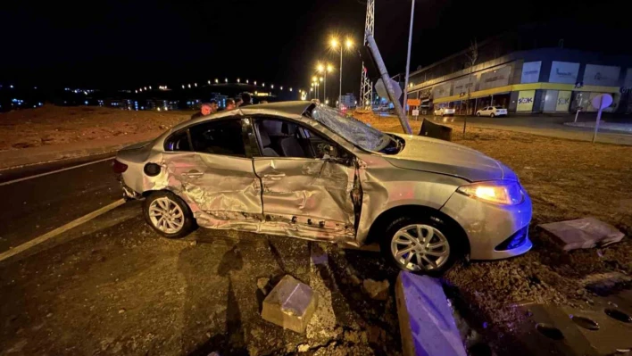 Elazığ'da tır ile otomobil çarpıştı: 1'i ağır 3 yaralı