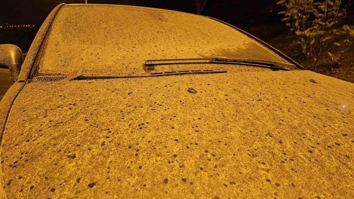 Elazığ'da toz taşınımı yağışla birleşti, adeta çamur yağdı
